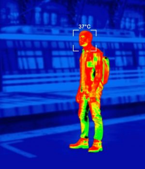 Mensch im farbenfrohen thermischen scan mit celsius-grad-temperatur